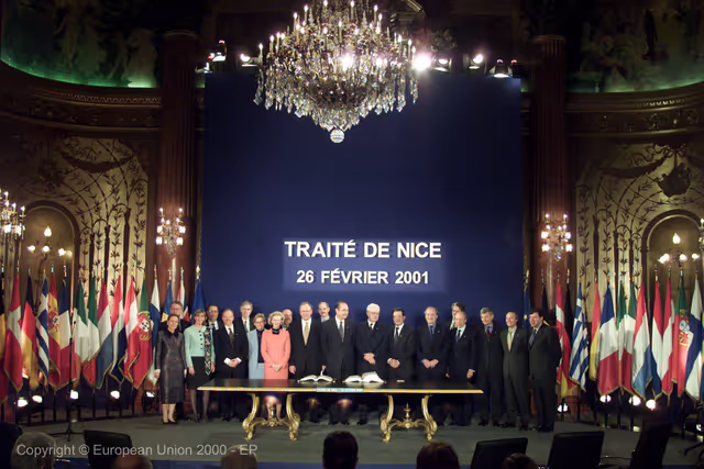 Photo 1: Signature of the Nice Treaty.