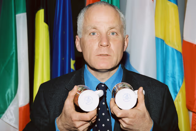 Nuotrauka 1: MEP Michael CASHMAN with Tea Cups