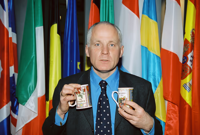 Nuotrauka 3: MEP Michael CASHMAN with Tea Cups