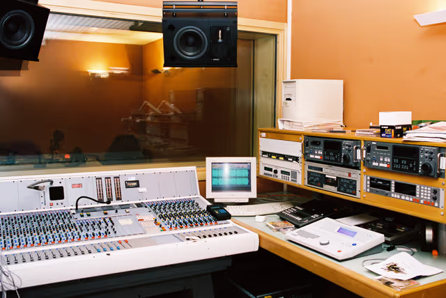 Fotografia 2: Mixing table of the radio studio in Brussels