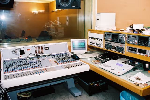Fotografia 3: Mixing table of the radio studio in Brussels