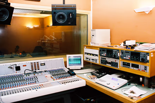 Fotografia 1: Mixing table of the radio studio in Brussels