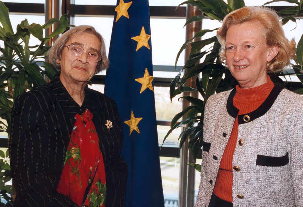 Elena Bonner-Sakharov receives the Robert Schuman Medal