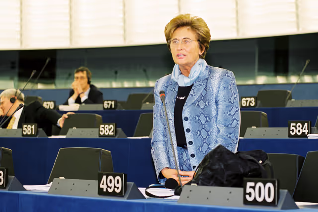 Fotografia 8: The MEP Ursula SCHLEICHER giving a speech at the hemicycle of the European Parliament of Strasbourg in May 2001.