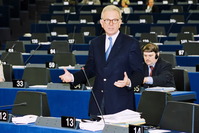 Fotografia 7: The MEP Hans Gert POETTERING giving a speech at the hemicycle of the European Parliament of Strasbourg in May 2001.