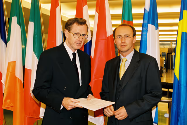 Fotografia 5: Othmar KARAS with a visitor