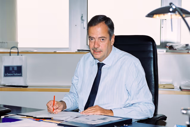 Fotografie 2: Secretary General Julian Priestley