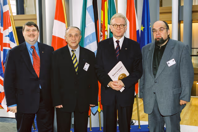 Foto 4: Group photo of Mep's who pose with the book of Jurgen WAHL: 'Robert Schuman'