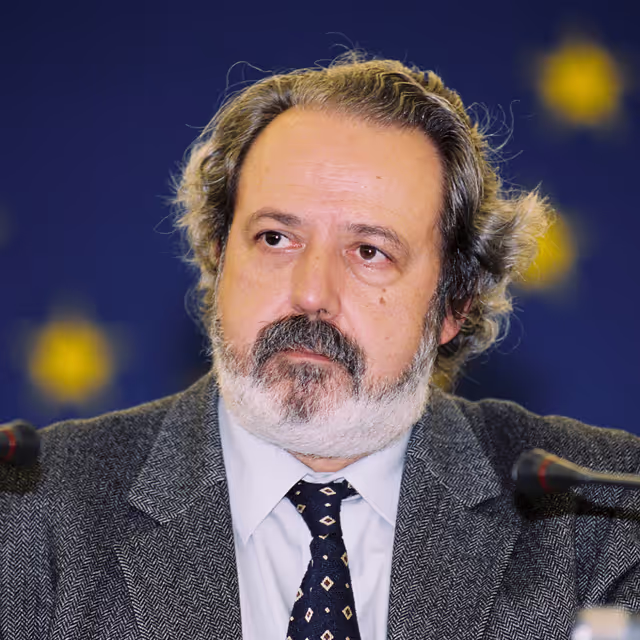 Fotografia 1: Mep Jose PACHECO PEREIRA chairs the plenary session in Strasbourg