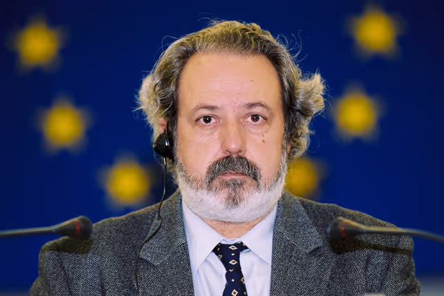 Fotografia 2: Mep Jose PACHECO PEREIRA chairs the plenary session in Strasbourg