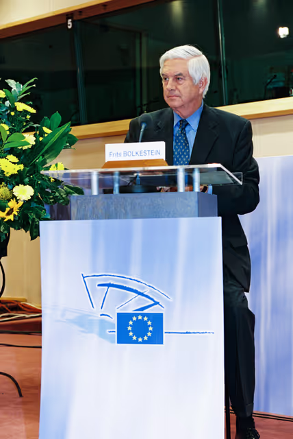 Photo 8 : Discussion with Commissioner in charge of Internal Market and Services