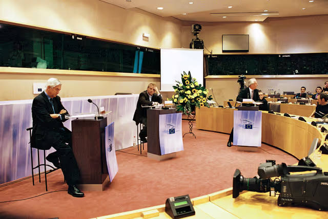 Photo 7 : Discussion with Commissioner in charge of Internal Market and Services