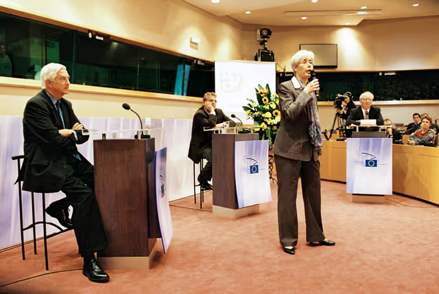 Photo 6 : Discussion with Commissioner in charge of Internal Market and Services