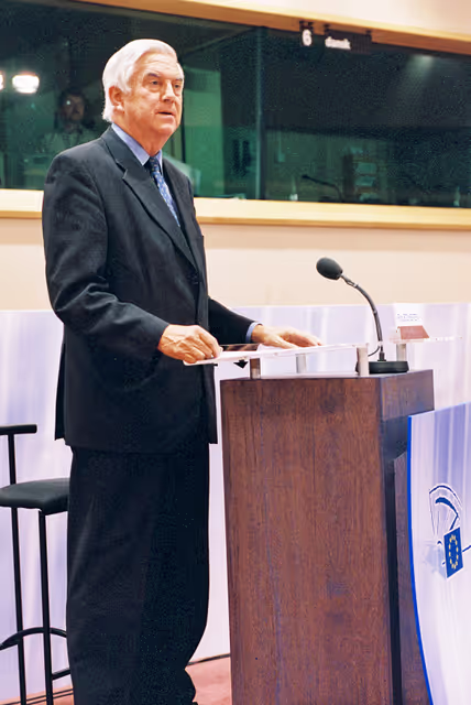 Photo 3 : Discussion with Commissioner in charge of Internal Market and Services