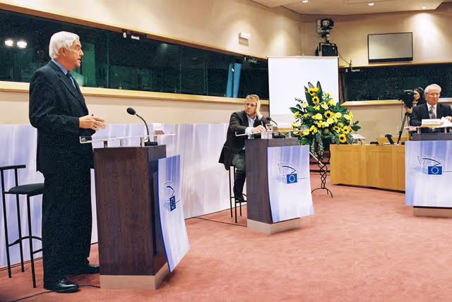 Photo 4 : Discussion with Commissioner in charge of Internal Market and Services