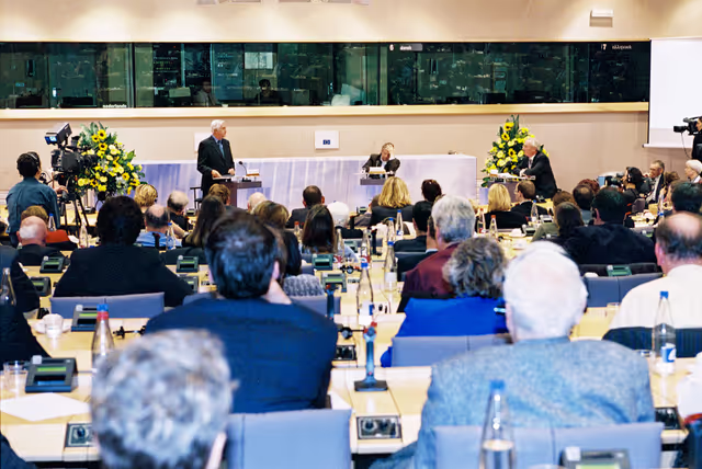 Photo 2 : Discussion with Commissioner in charge of Internal Market and Services