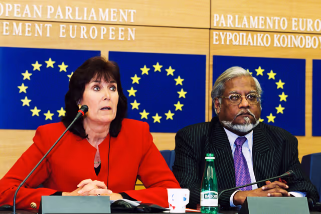 Снимка 3: Press conference by British MEPs with guests