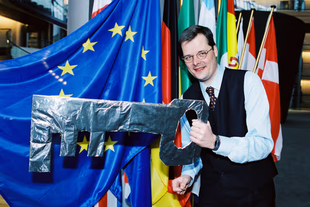 Φωτογραφία 4: MEP Joachim WUERMELING with a huge key next to a European flag in Strasbourg
