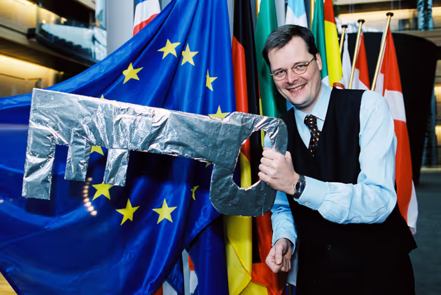 Φωτογραφία 1: MEP Joachim WUERMELING with a huge key next to a European flag in Strasbourg