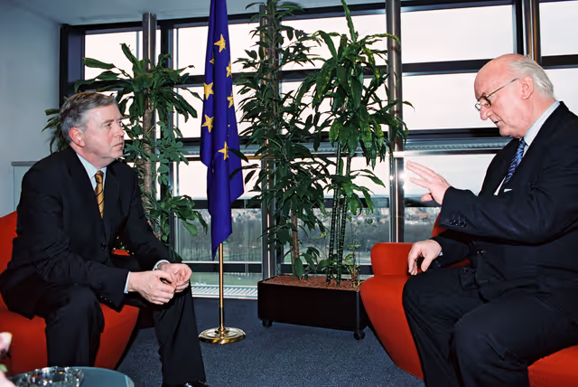 Fotografie 2: Pat COX - EP President meets with Lord RUSSELL-JOHNSTON