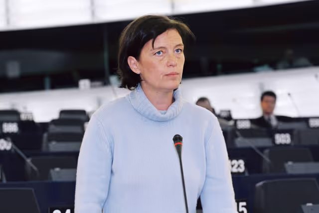 Foto 12: MEP Christine DE VEYRAC in Plenary Session in Strasbourg in April 2002