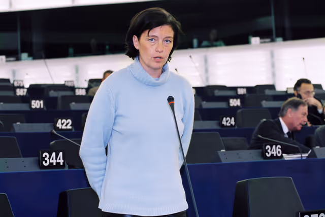 Foto 13: MEP Christine DE VEYRAC in Plenary Session in Strasbourg in April 2002
