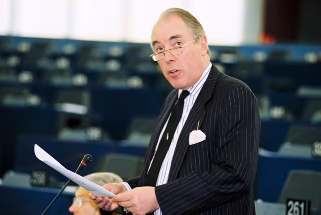 Foto 19: MEP Sir Robert ATKINS in Plenary Session in Strasbourg in April 2002