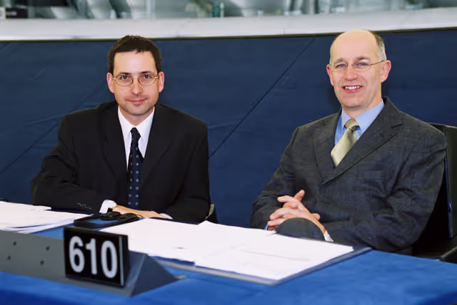 Foto 24: MEPs Mark Francis WATTS and Peter SKINNER at the European Parliament in Strasbourg