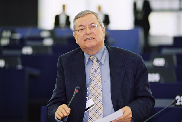 Foto 5: MEP Arie M. OOSTLANDER in Plenary Session in Strasbourg in April 2002