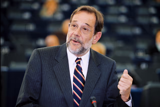 Foto 1: Javier SOLANA, Secretary General of the Council of the European Union in Plenary Session in Strasbourg in April 2002