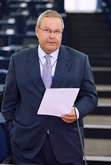 Foto 17: MEP Ilkka SUOMINEN in Plenary Session in Strasbourg in April 2002