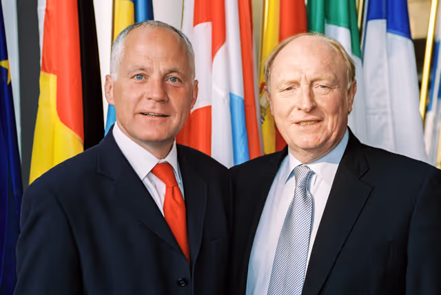 Foto 27: MEPs Michael CASHMAN and Neil KINNOCK at the European Parliament in Strasbourg