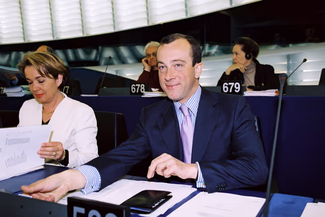 Foto 3: MEP Alexandre VARAUT in Plenary Session in Strasbourg in April 2002