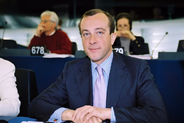 Foto 4: MEP Alexandre VARAUT in Plenary Session in Strasbourg in April 2002
