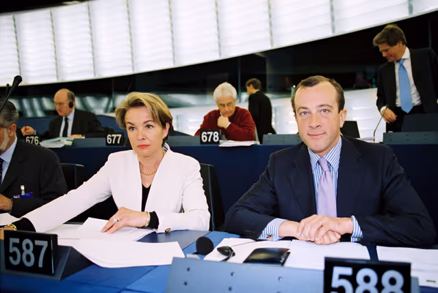 Foto 29: MEPs Nicole THOMAS MAURO and Alexandre VARAUT in Plenary Session in Strasbourg in April 2002