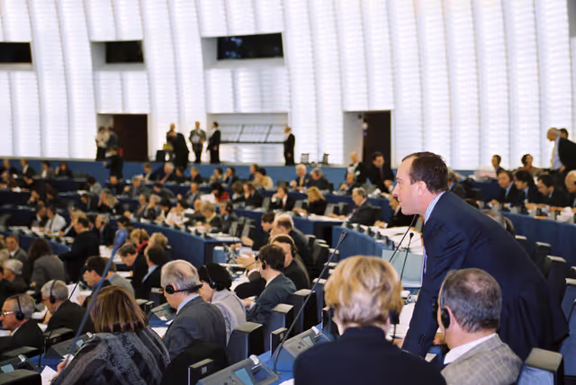 Foto 2: MEP Alexandre VARAUT in Plenary Session in Strasbourg in April 2002