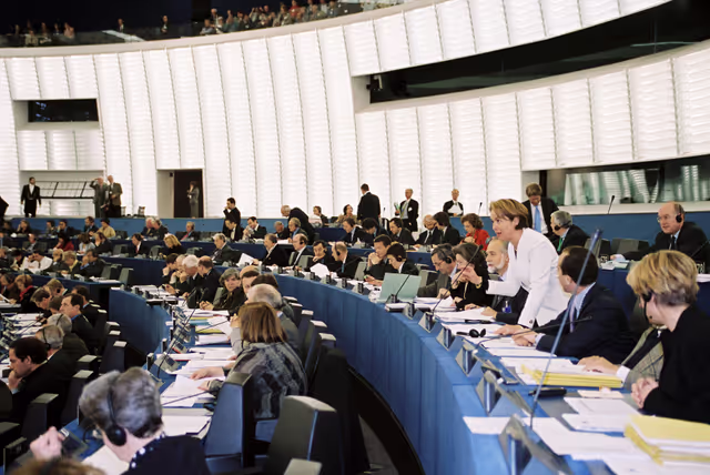 Foto 18: MEP Nicole THOMAS MAURO in Plenary Session in Strasbourg in April 2002