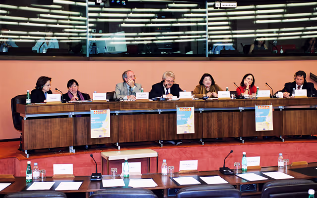 Photo 2 : Promoting Peace in the Middle-East