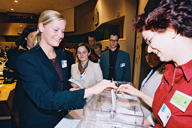 Foto 5: Meeting of the Youth European Convention in Brussels - Election of the President and questors