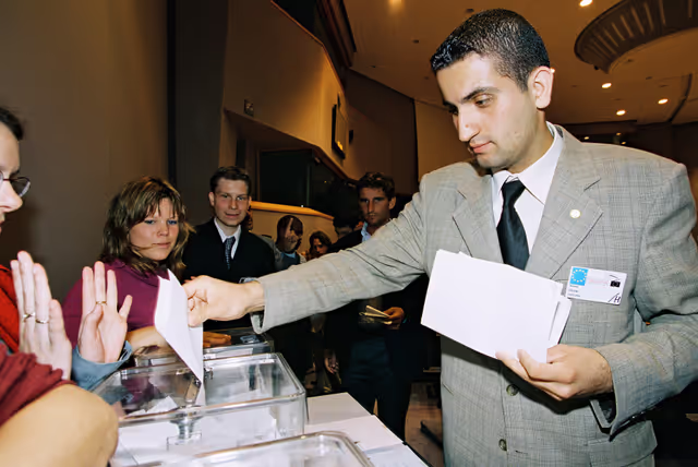 Foto 2: Meeting of the Youth European Convention in Brussels - Election of the President and questors