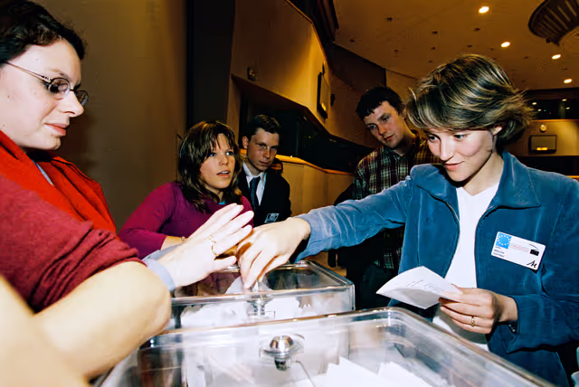Foto 4: Meeting of the Youth European Convention in Brussels - Election of the President and questors