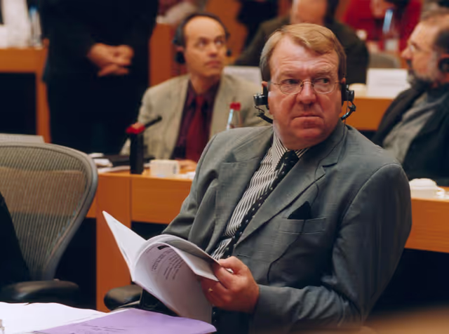 Billede 9: MEP Struan STEVENSON attends a meeting in Brussels