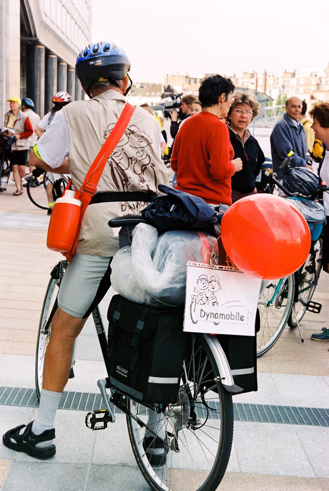 Start of the Dynamobile 2002 bicycle journey from Brussels