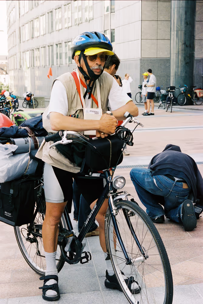 Start of the Dynamobile 2002 bicycle journey from Brussels