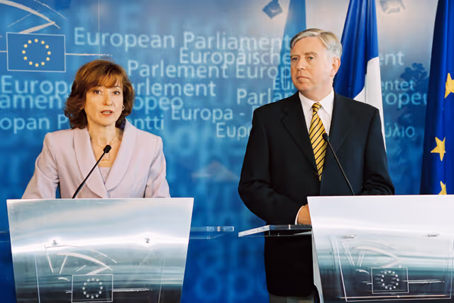 Foto 3: Pat COX - EP President meets with Noelle LENOIR, French Minister for European Affairs