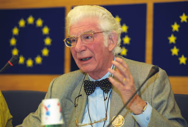 Fotografie 1: Willy DE CLERCQ attends a news conference in Strasbourg