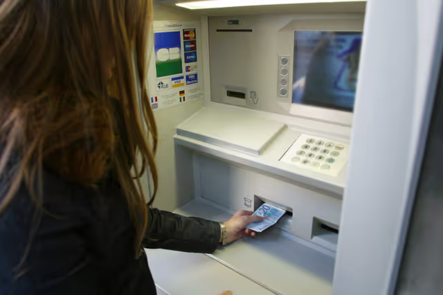 Φωτογραφία 5: Cash Withdrawal