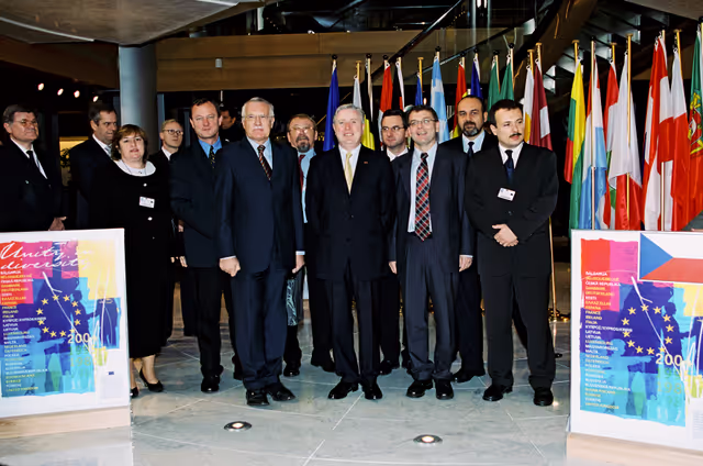 Fotó 18: Extraordinary debate on enlargement with MPs from the Applicant States  Group picture