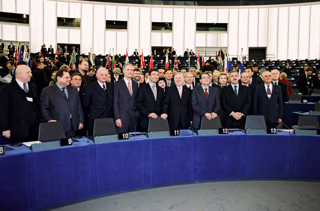Fotó 20: Extraordinary debate on enlargement with MPs from the Applicant States  Group picture
