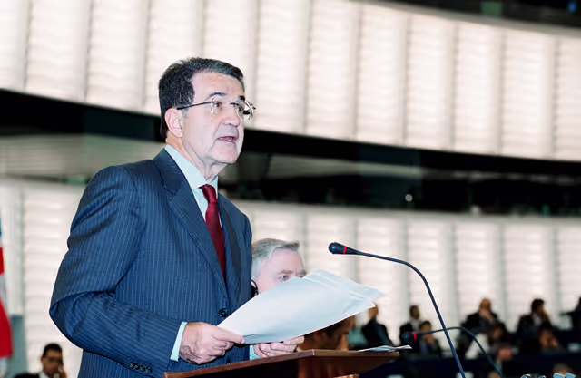 Fotó 10: Extraordinary debate on enlargement with MPs from the Applicant States  Debate in the Chamber